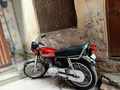 Honda 125 colour red