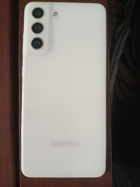 Samsung Galaxy S21 FE 0