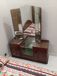 Adjustable Triple Mirror Dresser