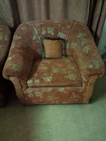 3+1+1 seater sofa available in good condition 1