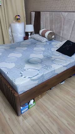 urgent selling only Dura foam mattress 8 inches