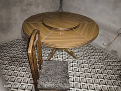 Round dining table