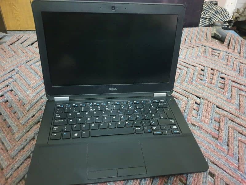 Dell laptop model:Latitude E5270 1