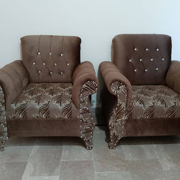 sofa set available for urgent sell price less hojye gy need money 5