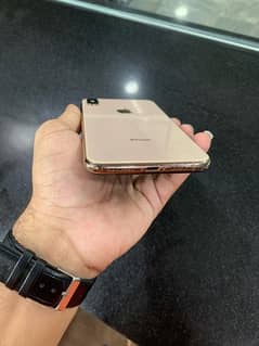 I phone Xsmax 64 gb gold coler  pta approvd 10 by 10