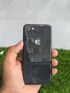 IPhone 8(64gb). water pack all ok koi chiz change bi ni ha