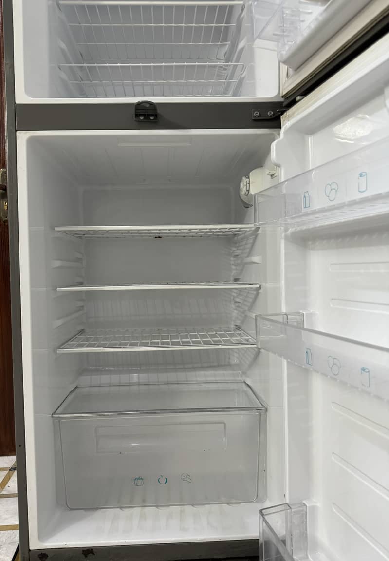 Haier Refrigerator hrf 306 medium size 3