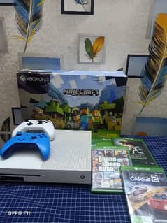 Xbox one with two controllers and 4 CD'S. ( 500GB)