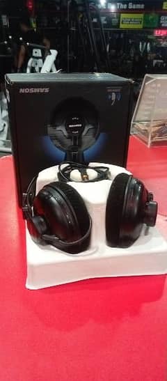 professional studio monitor headphones using for recording gaming