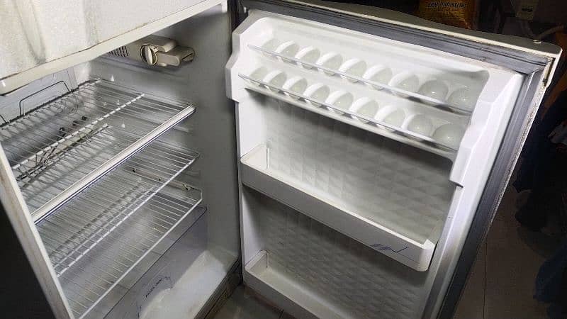 Dowlance refrigerator medium size for sale 2