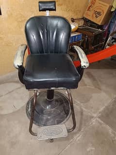 Salon chair black colour good condition