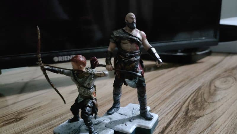 God of war statuette figures   Kratos and his son Atreus 1