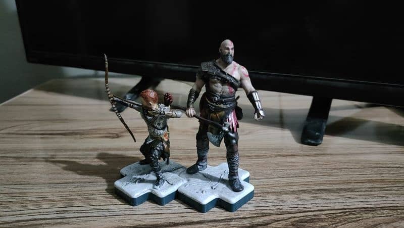 God of war statuette figures   Kratos and his son Atreus 3