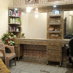 Beauty Salon Almari