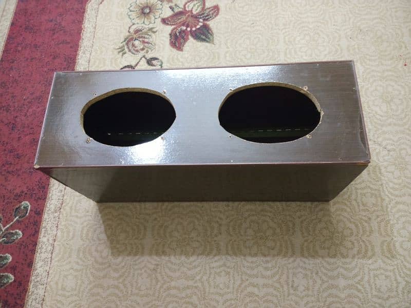 Wooden speaker box for sale in good condition 0