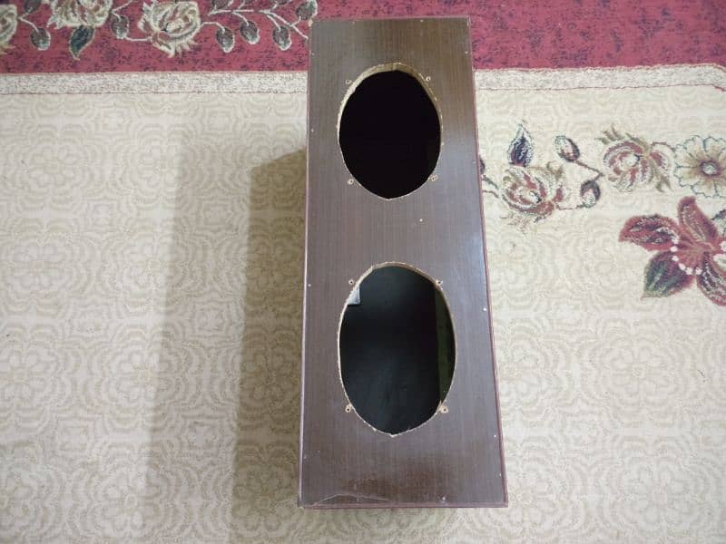 Wooden speaker box for sale in good condition 1