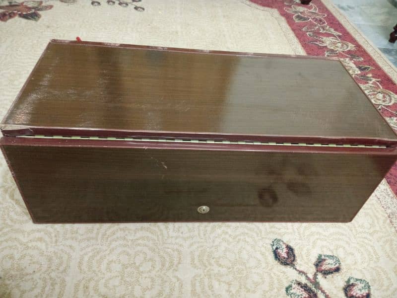 Wooden speaker box for sale in good condition 2