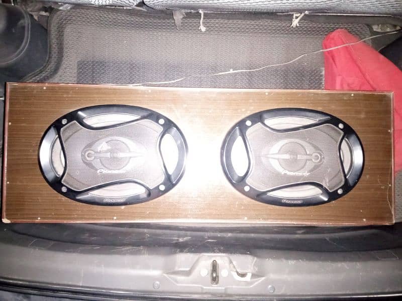 Wooden speaker box for sale in good condition 4