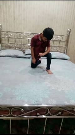 bed ke sath matress bhi h