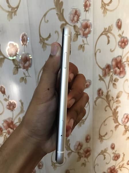 Iphone 11 64GB Battery health 72% condition 10/10. 4