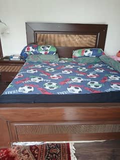 king bed with two side table condition is good8l