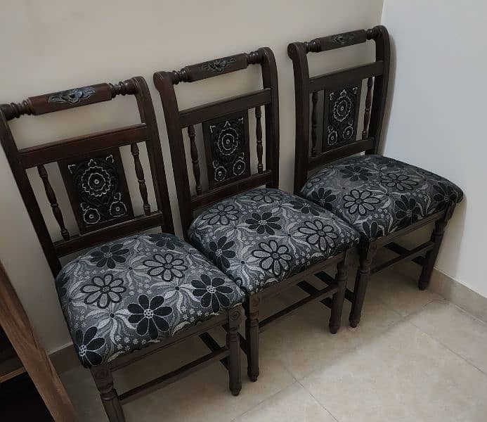 dinning table with chairs and beds with side tables  for sale 1