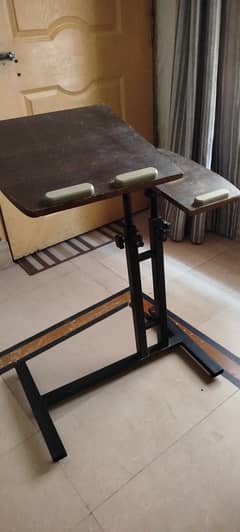 Adjustable laptop table