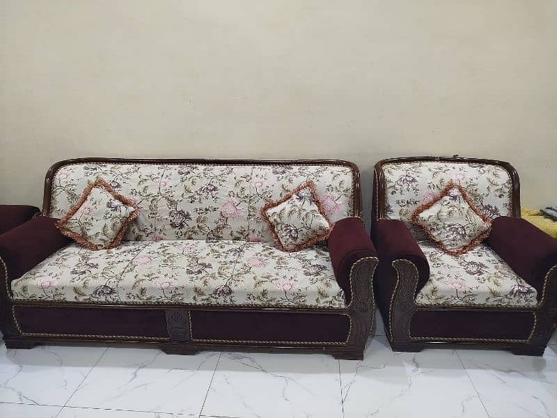 8 seater sofa set in excellent condition. 0