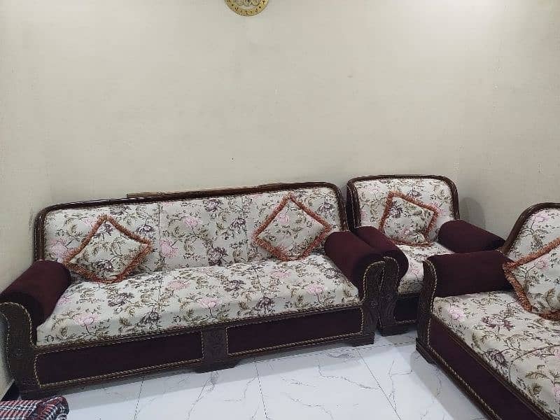 8 seater sofa set in excellent condition. 2