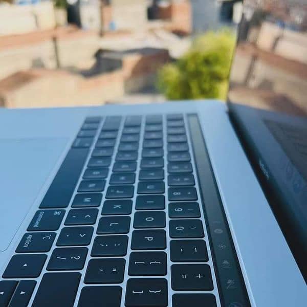 MacBook pro 2019(silver) core i7 4GB dedicated graphics card +16inch 2