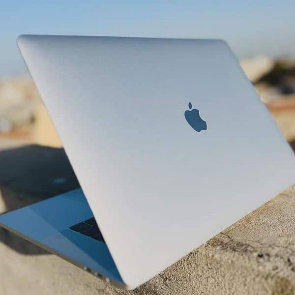 MacBook pro 2019(silver) core i7 4GB dedicated graphics card +16inch 3