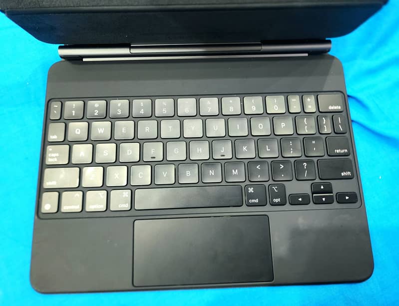 IPad pro M2 ( Magic Keyboard )  11inch. 1