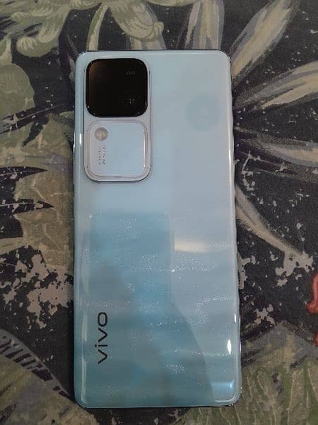 Vivo V30 (12/256) Snapdragon 7 gen 3 1