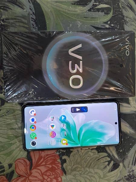 Vivo V30 (12/256) Snapdragon 7 gen 3 8