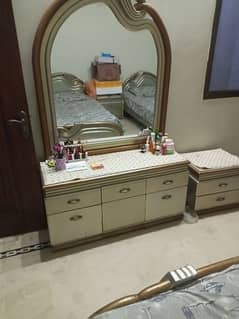 2 single beds with dressing table and 2 corner tables