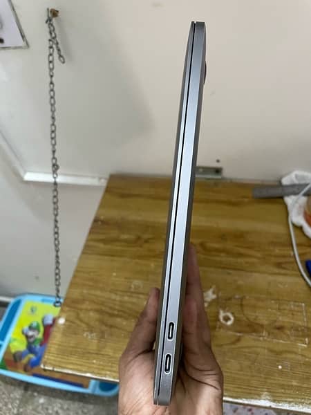 macbook pro 2017 13 inches, core i5 in mint condition 3