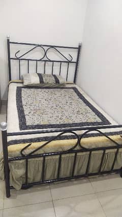 condition 10/ 9 fancy iron bed