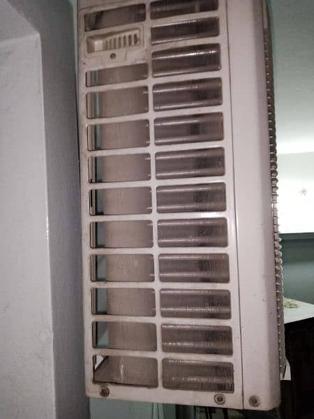 Mitsubishi heavy duty ac / complete working ma hai laga hua hai ac 8