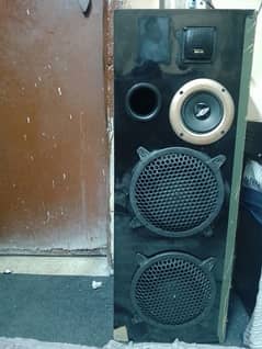 amplifier with 8 inch.  woofers  blutooth 9/10 condition