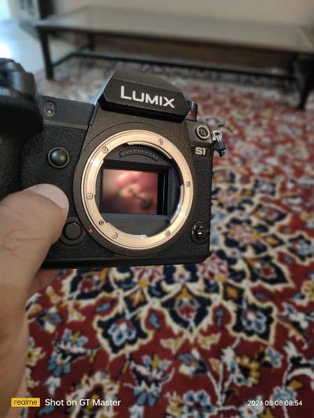 Panasonic Lumix S1 - 9.5/10 Condition with All Original Accessories 3