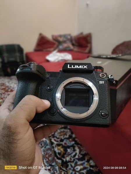 Panasonic Lumix S1 - 9.5/10 Condition with All Original Accessories 6