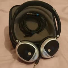 Bose on-ear headphone 100% Orignal like new