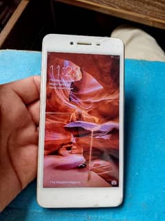 OPPO A37.