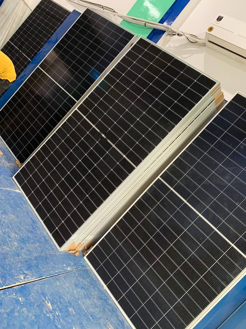 Solar panel /Longi Solar / Canadian Solar / Hi-Mo 7 / 605 watt / sola 2