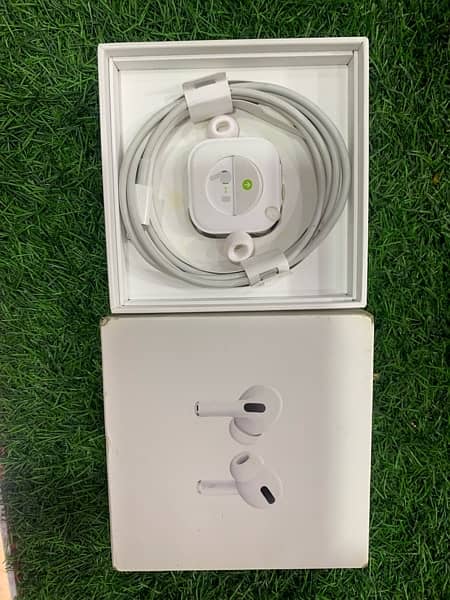 Apple AirPods Pro with Megsafe wireless Charging 1