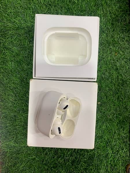 Apple AirPods Pro with Megsafe wireless Charging 2