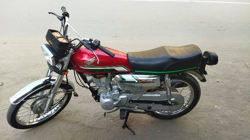 Honda 125s  self start . . . . owner. . . . contact no;03224375466 5