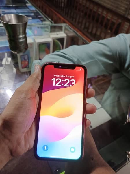 iPhone 11 dull sim approved 128gb 4