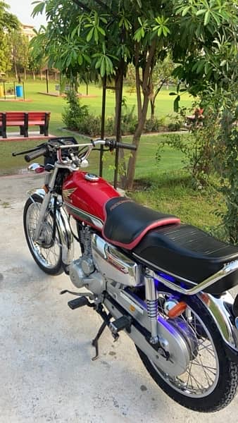 Honda 125 Special Edition Red 5