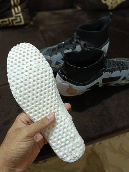 IMPORTED Football shoes/gripper 28 cm in length 1